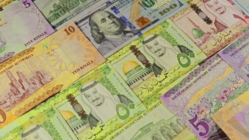 الفيديو يعرض مشاهد لمجموعة متنوعة من العملات الورقية تشمل الريال السعودي والدولار الأمريكي. تتداخل الأوراق المالية بشكل متناسق, مما يبرز الأنماط والتصاميم المختلفة للعملات.