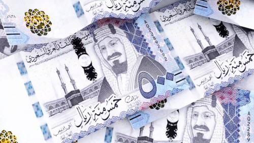 فيديو يعرض مجموعة من الأوراق النقدية السعودية من فئة 500 ريال, مع التركيز على التفاصيل الدقيقة والنقوش البارزة على العملة.