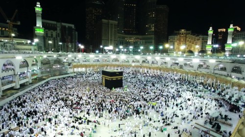A scene from the video shows a large congregation of pilgrims circumambulating the Kaaba in the Grand Mosque in Mecca. The video captures the spiritual and aesthetic atmosphere during the performance of Hajj rituals.