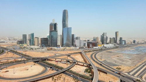 الفيديو يظهر مشاهد جوية لمدينة الرياض, تُبرز ناطحات السحاب الحديثة والطرقات السريعة المتقاطعة بشكل فني, مما يعكس التطور العمراني والبنية التحتية المتقدمة في المدينة.