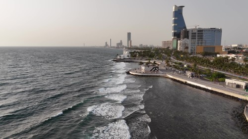 فيديو يعرض مشاهد ساحرة من كورنيش مدينة جدة, يظهر فيه البحر المترامي والمباني الحديثة على طول الواجهة البحرية, بالإضافة إلى المساحات الخضراء والنباتات المتوزعة على الممشى.\r\n