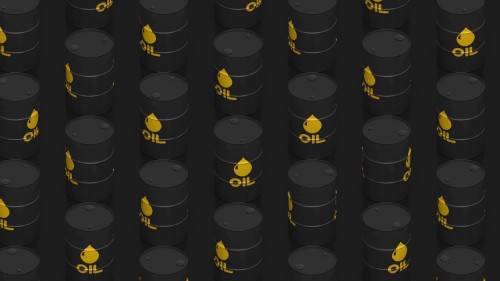 يظهر الفيديو مجموعة من براميل النفط السوداء مصطفة بشكل منظم على سطح داكن, حيث تتميز البراميل بشعار قطرة زيت صفراء وكلمة \"OIL\".
