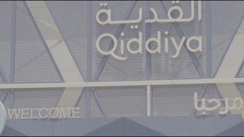 فيديو يعرض مشهدًا لواجهة المقر الرئيسي لمشروع القدية, مع التركيز على لافتة المشروع المعدنية والأجواء العامة للموقع.\r\n\r\n-