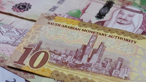 الفيديو يعرض مشاهد قريبة لأوراق نقدية سعودية متنوعة, مظهراً تفاصيل التصميم والرموز الوطنية المعروفة على العملة.