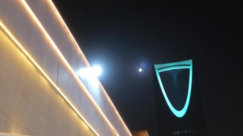 يظهر الفيديو ليلاً في مدينة الرياض, يتضمن لقطات لبرج المملكة متألقًا بإضاءة زرقاء لافتة مع وجود القمر في الخلفية. تبرز جوانب المباني المحيطة بإضاءتها الدافئة في المشهد الليلي الرائع.\r\n\r\n-