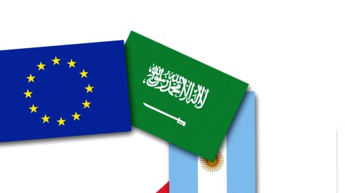 يُظهر الفيديو مجموعة من أعلام الدول المشاركة في مجموعة العشرين, مرتبة لتشكيل رمز G20. تشمل الأعلام عدة دول من مختلف القارات مثل المملكة العربية السعودية, مما يعكس التنوع الدولي والتعاون الاقتصادي العالمي.