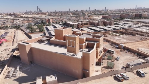 يعرض الفيديو لقطات جوية لأحد المراكز الثقافية في الرياض, يظهر فيها المباني ذات الطراز المعماري التقليدي والحديث في مزيج متناغم. تظهر المشاهد أيضاً مواقف السيارات والمساحات المحيطة المغطاة بالأشجار والمساحات الخضراء. يمكن رؤية أفق المدينة في الخلفية مع المباني الشاهقة المختلفة.\r\n\r\n-
