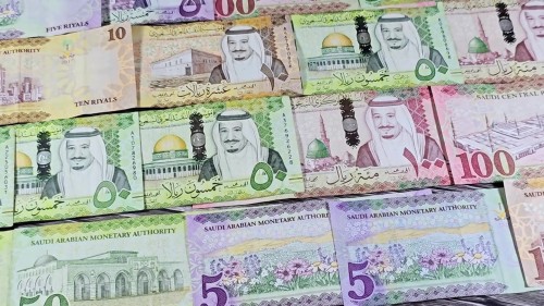 فيديو يعرض مجموعة متنوعة من الأوراق النقدية السعودية, تشتمل على فئات مختلفة مثل 5 و10 و50 و100 ريال سعودي, تظهر عليها صور لشخصيات ومعالم بارزة في المملكة.