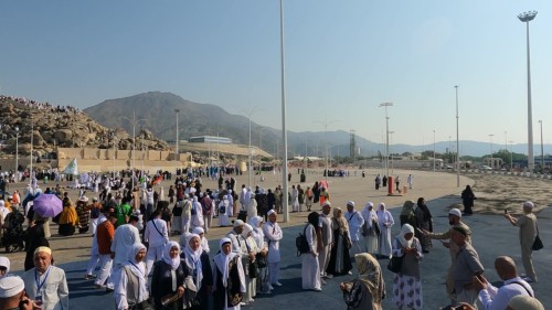 العبادة والتقرب إلى الله تعالى, الأجواء الروحانية الدينية, مجموعة من حجاج و معتمرين بيت الله الحرام في صحراء عرفات بمكة المكرمة، معالم وأماكن اسلامية مقدسة، قدوم المسلمين من شتى أنحاء العالم إلى السعودية لأداء مناسك الحج والعمرة