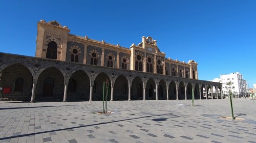 الفيديو يظهر مبنى تاريخياً في متحف سكة حديد الحجاز في محطة القطار العثمانية بالمدينة المنورة, يتميز بتصميمه المعماري الذي يضم واجهة مكونة من أقواس متكررة ونوافذ مزخرفة. الفيديو يسلط الضوء على جمال وتفرد هذا البناء التاريخي في مشهد نهاري مشرق.