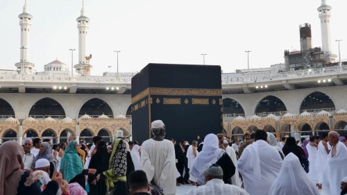 The video shows scenes of the Kaaba in the Grand Mosque in Mecca, where Muslims from various nationalities gather to perform the Tawaf around the Kaaba. Crowds can be seen wearing white Ihram garments, with some stopping for prayer and supplication in the sacred spiritual atmosphere.